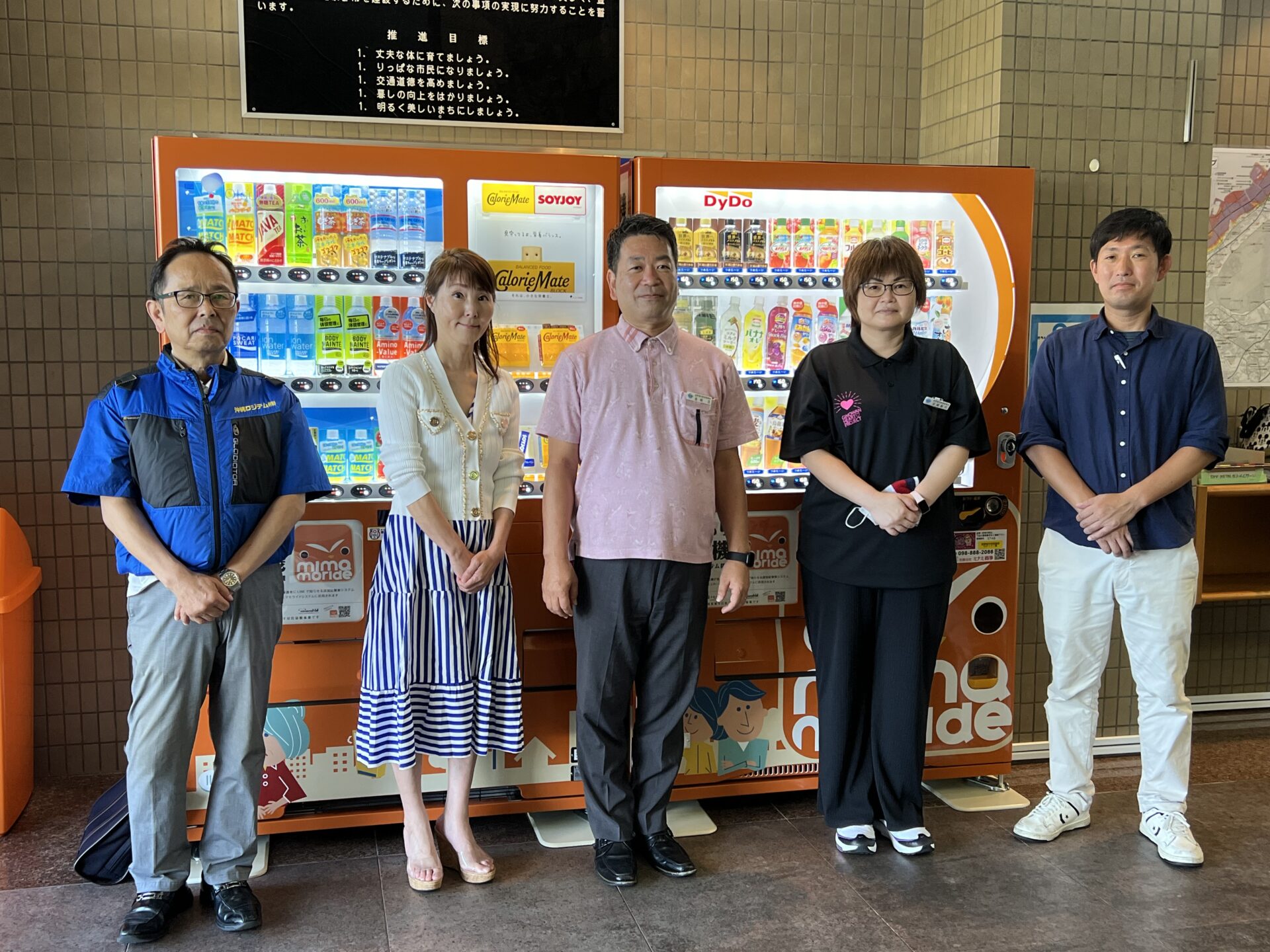 宜野湾市民図書館入口_集合写真